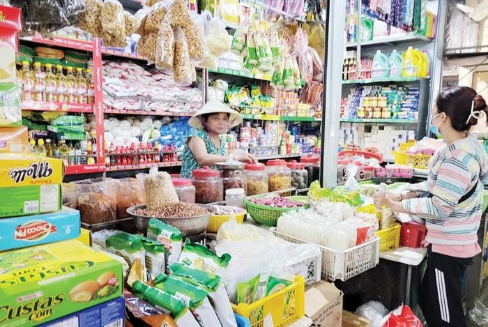 Các chợ truyền thống dự trữ hàng hóa cho mùa bão lụt