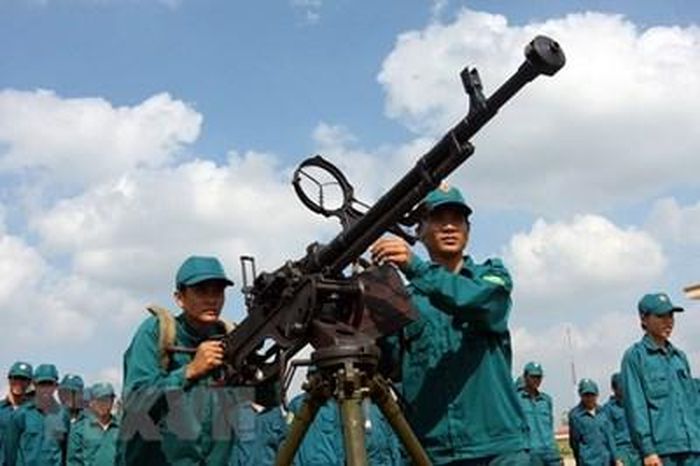 Lực lượng dân quân tự vệ huyện Phong Điền, Cần Thơ, huấn luyện báo động chiến đấu mục tiêu trên không. Ảnh: TTXVN