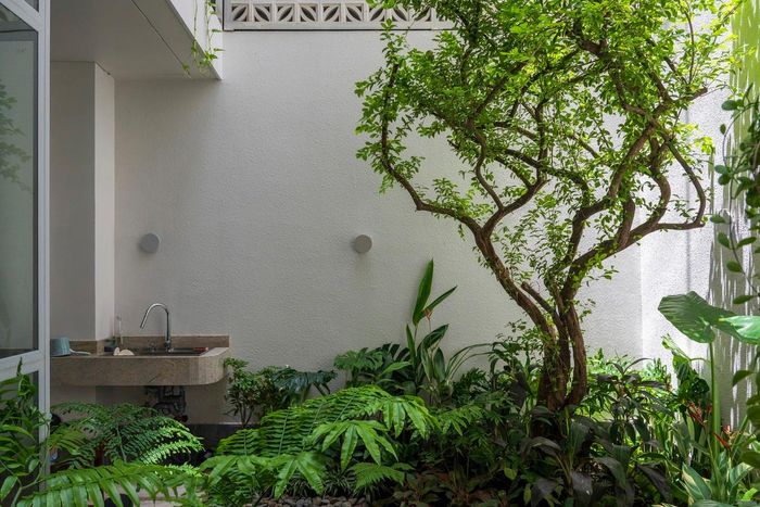 Với công trình nhà phố này, kiến trúc sư tận dụng hai giải pháp. Thứ nhất là tối ưu hóa bố trí không gian bên trong một hình khối kiến trúc thích ứng với đặc điểm khu đất và yêu cầu sử dụng.
