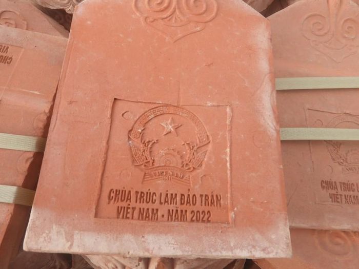 Những viên gạch chùa Trúc Lâm đảo Trần có hình Quốc Huy Việt Nam.
