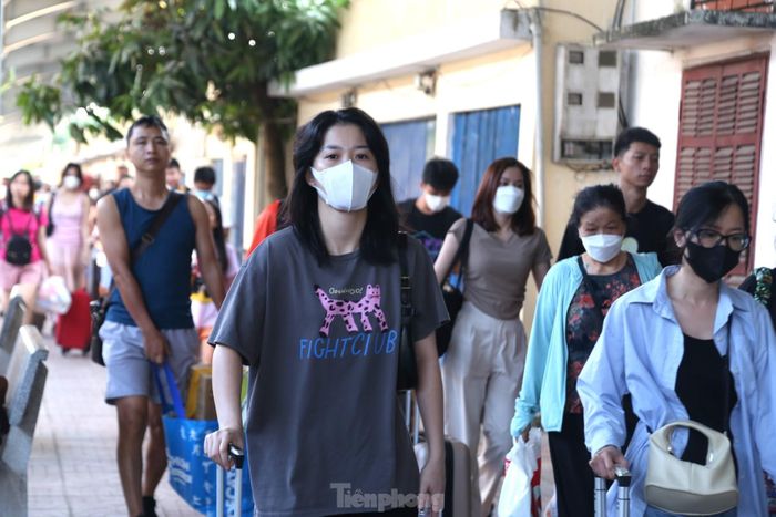 Bạn Phương Thảo (sinh viên năm 3 Trường Đại học Luật Hà Nội) chia sẻ: "Dịp Quốc khánh được nghỉ dài ngày nên em tranh thủ về quê thăm bố mẹ. Em phải 'săn' vé từ nửa tháng trước vì nghĩ cận ngày chắc chắn sẽ rất đông".
