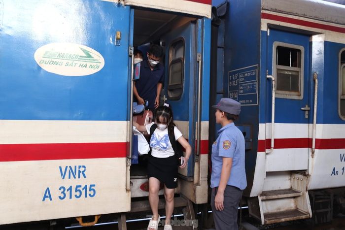 Theo chia sẻ của Trạm Vận tải đường sắt Vinh, lượng người đặt trước vé tàu vào các ngày 3 - 4/9 (thời điểm gần hết lễ) cũng tăng đáng kể, nhiều người đã chủ động trước vì sợ hết vé sau kỳ nghỉ.