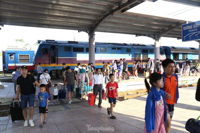 Theo ghi nhận nhanh của Trạm Vận tải đường sắt Vinh, có khoảng 4.000 khách lên và xuống tàu trong ngày 1/9, tăng gấp 5 lần ngày thường.