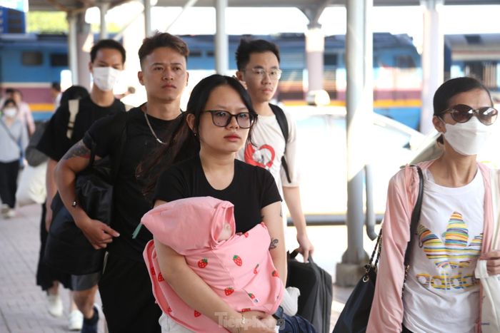 Nhiều gia đình mang theo con nhỏ về quê.