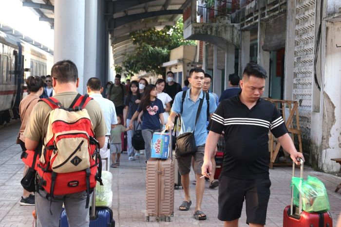 Người dân lỉnh kỉnh đồ đạc về quê nghỉ lễ