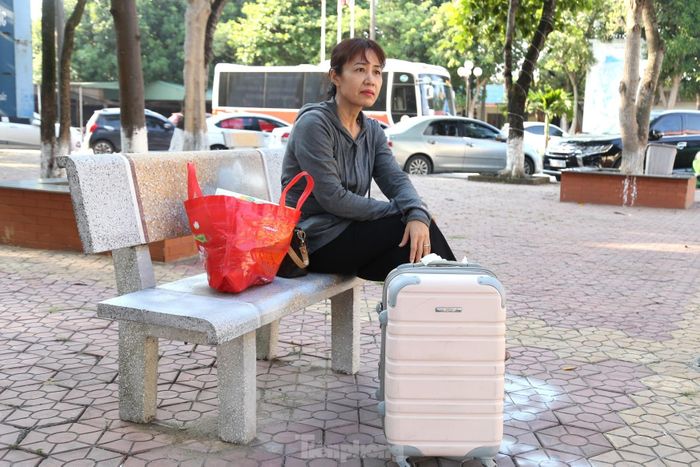 Đang ngồi chờ người nhà tới đón, chị Nguyễn Thị Lê (38 tuổi, trú ở Hà Nội) chia sẻ: “Dịp lễ 30/4 - 1/5 vừa qua, tôi không thu xếp được công việc nên dịp Quốc khánh này tranh thủ về quê ở xã Châu Nhân, huyện Hưng Nguyên, Nghệ An. Sáng nay, tôi dậy từ 3 giờ sáng để ra ga tàu. Mặc dù có chút mệt nhưng nghĩ sắp được về nhà nên rất háo hức”.