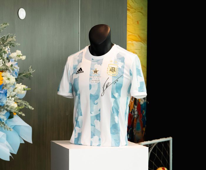 Chiếc áo do Lionel Messi ký tặng Jack.