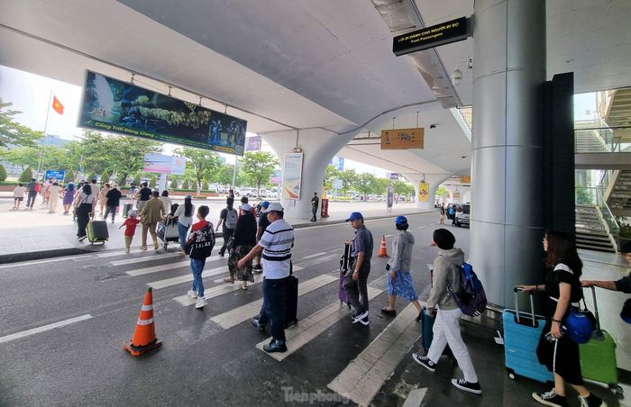 Du khách nối nhau rời sân bay. 