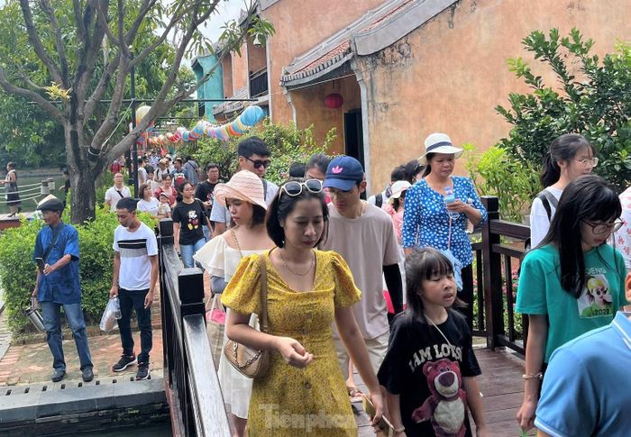 Thời tiết trong ngày nghỉ lễ đầu tiên mát mẻ, không có mưa, thuận lợi cho khách di chuyển, vui chơi ngoài trời. 