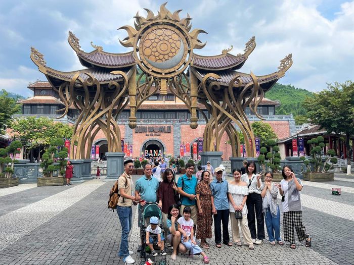 Du khách đến tham quan Khu du lịch Bà Nà. Các khu điểm du lịch tổ chức nhiều hoạt động, sự kiện hấp dẫn. Bảo tàng Mỹ Thuật tổ chức triển lãm “Mỹ thuật Trẻ - Đà Nẵng”; Khu du lịch Sun World Bà Nà Hills trình diễn ánh sáng 3D Mapping, chuỗi 5 minishow độc đáo, hoạt động Bà Nà By Night…; Công viên suối khoáng nóng Núi Thần Tài ưu đãi miễn phí chèo thuyền Kazak và đạp thuyền nước khám phá dòng sông tình yêu; Khu du lịch Suối Lương tổ chức đêm nhạc live acoustic và chiếu phim; Công viên Châu Á tổ chức show Múa rối nước, trình diễn Lân Sư Rồng...