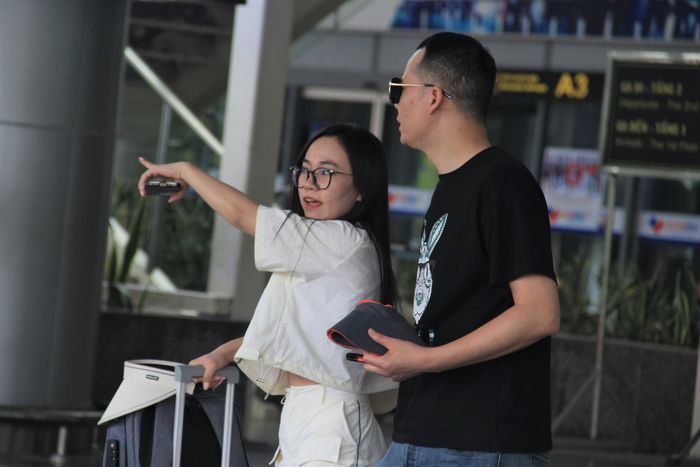 Đôi bạn trẻ đến Đà Nẵng du lịch. 