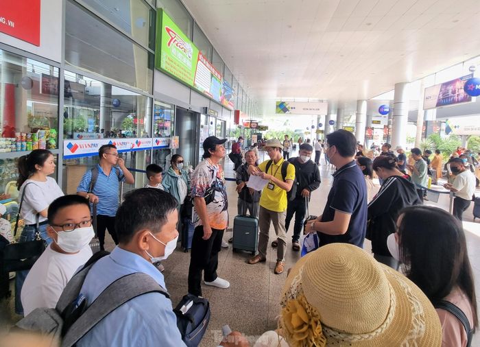 Hướng dẫn viên đón tiếp, thông báo lịch trình cho hành khách tại sân bay. 