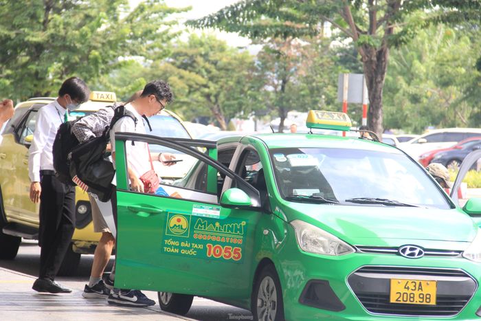 Các hãng taxi đón khách liên tục.