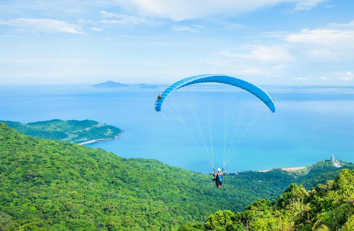 Các hoạt động hấp dẫn khác như tổ chức phun lửa, phun nước cầu Rồng; khám phá Đà Nẵng về đêm tại Chợ đêm Sơn Trà, Chợ đêm Helio, phố đi bộ và chợ đêm An Thượng, trải nghiệm du ngoạn sông Hàn...; Trải nghiệm bay dù lượn tại bán đảo Sơn Trà; các hoạt động văn hóa nghệ thuật được tổ chức định kỳ hai bên bờ sông Hàn như hô hát bài chòi, âm nhạc đường phố, độc tấu và hòa tấu nhạc cụ dân tộc.... 