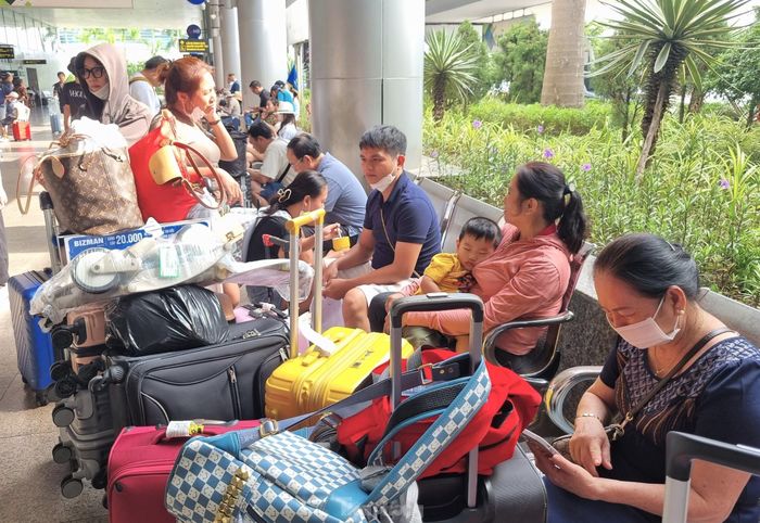 Rất nhiều nhóm du khách gia đình. Ông Nguyễn Hữu Lâm (TPHCM) cho hay, hai gia đình thông gia tới Đà Nẵng chơi 3 ngày 2 đêm, sau đó sẽ quay trở về để mọi người đi làm và các cháu bước vào năm học mới.
