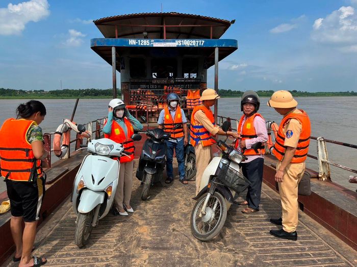 Người dân phải mặc áo phao đầy đủ khi đi phà.