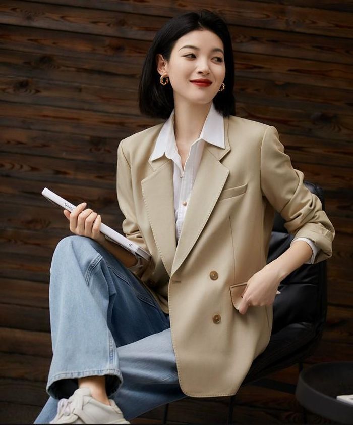 Dù là một outfit đơn giản, chỉ cần có sự xuất hiện của blazer be, tổng thể như sáng bừng vẻ thanh lịch, trang nhã.