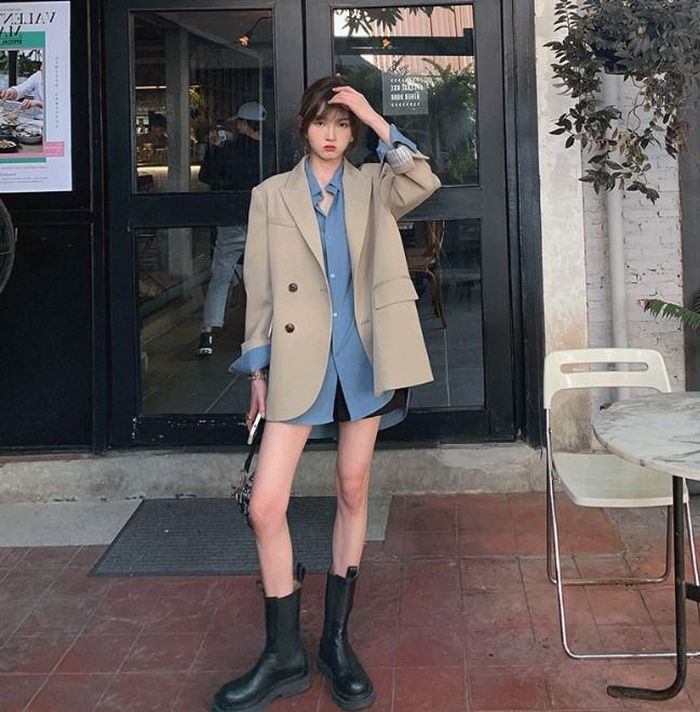 Các nàng hoàn toàn có thể nhấn nhá một chút để tạo nét phá cách trẻ trung khi diện cùng blazer be.
