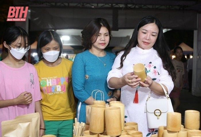 Với sự độc đáo, tiện dụng của các sản phẩm được trưng bày đã thu hút sự quan tâm, lựa chọn Nhân dân địa phương và du khách.