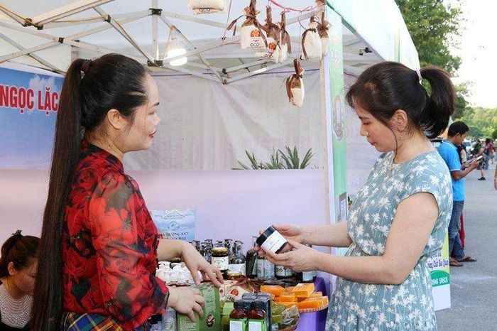 Đồng thời, thông qua điểm giới thiệu, các chủ thể sản xuất đã tư vấn trực tiếp cho người tiêu dùng, du khách về lợi ích tiêu dùng các sản phẩm an toàn, lành tính, góp phần bảo vệ sức khỏe và môi trường, để người dân và du khách hiểu thêm về các sản phẩm đặc trưng, thế mạnh của tỉnh cũng như sử dụng trong cuộc sống, sinh hoạt hằng ngày.