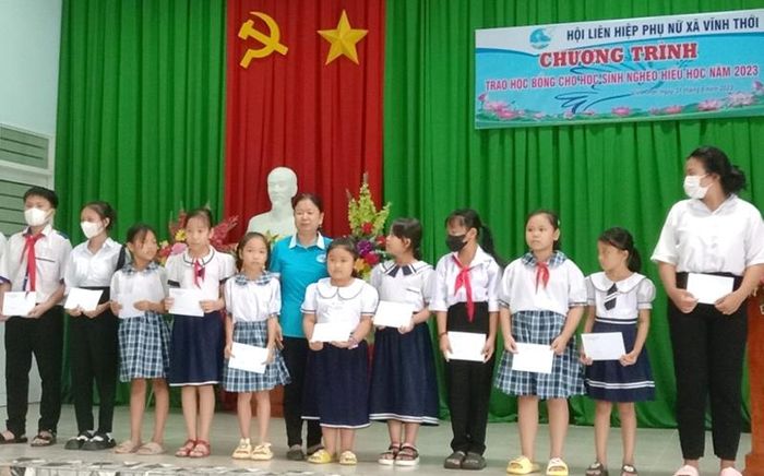 Trao học bổng cho học sinh có hoàn cảnh khó khăn ở xã Vĩnh Thới