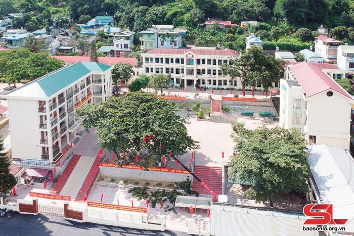 Trường tiểu học Chiềng Lề, Thành phố được đầu tư tu sửa, xây mới khang trang.
