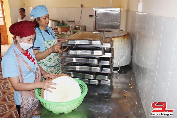 Chuẩn bị cho nấu ăn bán trú tại Trường tiểu học thị trấn Yên Châu, huyện Yên Châu.