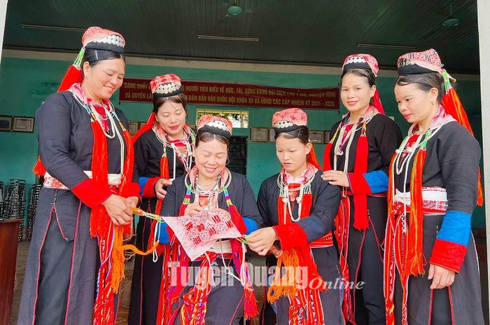 Hội viên phụ nữ thôn Phai Đá, xã Chiêu Yên (Yên Sơn) giữ văn hóa truyền thống trong xây dựng nông thôn mới.