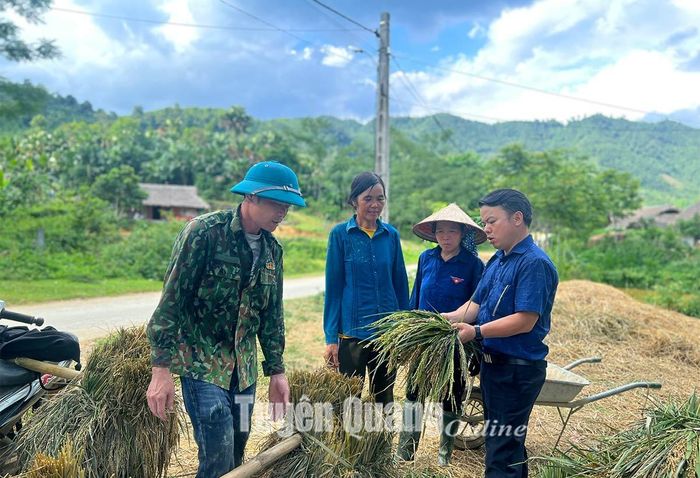 Lãnh đạo xã Linh Phú (Chiêm Hóa) kiểm tra thực tế, nắm bắt đời sống sản xuất của người dân.