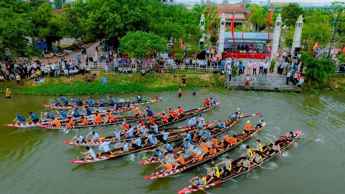 Giải đua ghe truyền thống trên dòng sông bên cầu ngói Thanh Toàn khiến du khách và người dân thích thú. Ảnh: ĐH