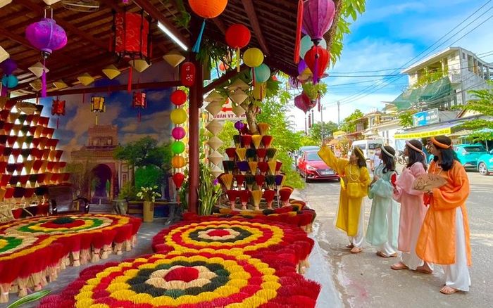  Khách đến trải nghiệm và chụp ảnh ở làng hương Thủy Xuân (TP. Huế)
