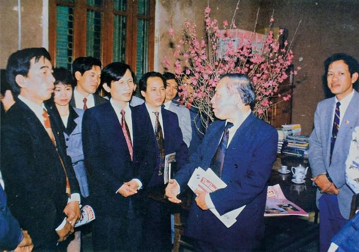 Nguyên Bộ trưởng Bộ Tài chính Hồ Tế đến thăm và chúc Tết Thời báo Tài chính, năm 1995. Ảnh: TL
