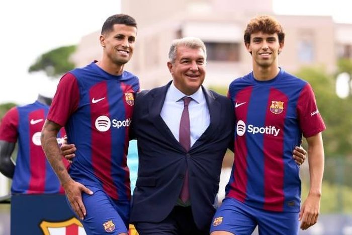 Joao Cancelo và Joao Felix cùng chủ tịch Laporta