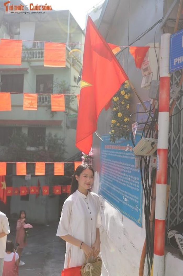 Các bạn trẻ thường lựa chọn áo dài, hoặc chỉ đơn giản là quần áo đơn sắc để chụp ảnh tại đây.