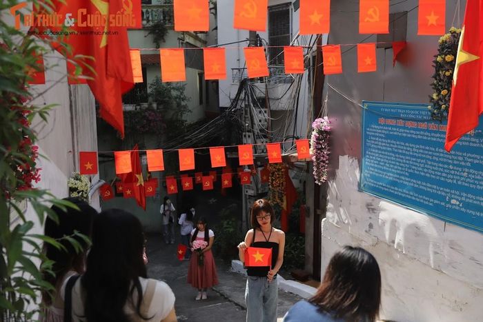Con ngõ này mọi năm đều được trang trí như vậy vào ngày 2/9, tuy nhiên năm nay lại trở thành địa điểm check in được nhiều bạn trẻ biết đến, chụp ảnh.
