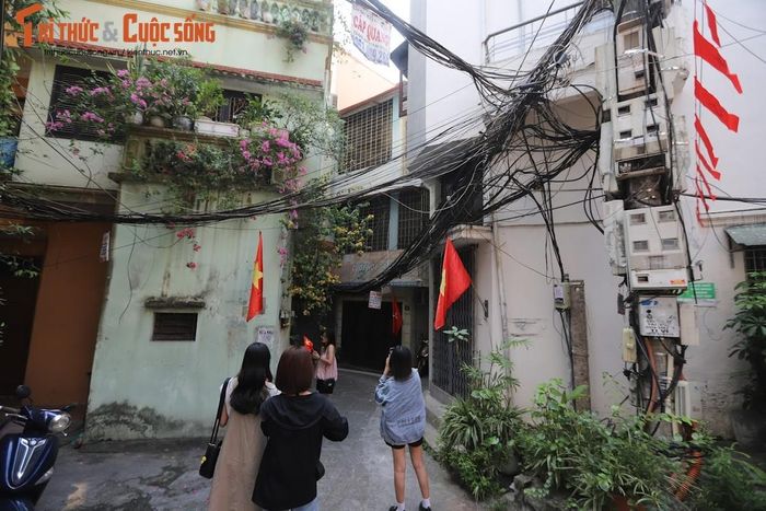 Vẻ đẹp riêng của con ngõ cờ hoa này đã lan truyền trên mạng xã hội và được nhiều bạn trẻ tìm đến chụp ảnh, check in dịp nghỉ lễ này.