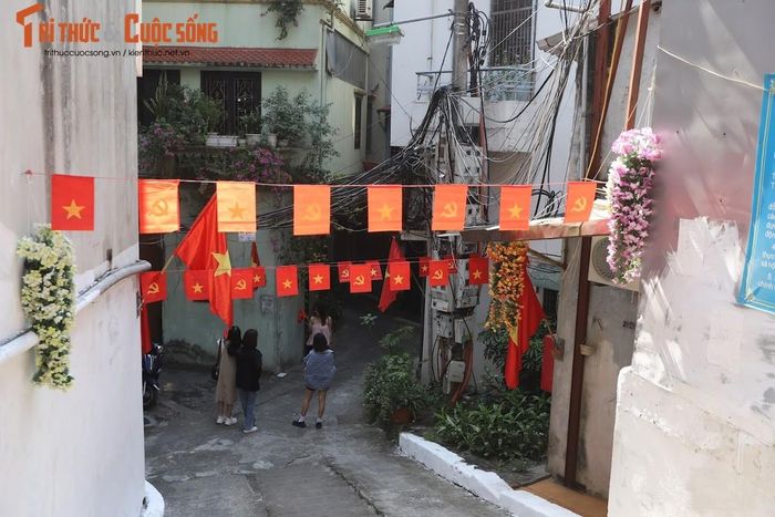 Điểm check in mới của giới trẻ dịp nghỉ lễ 2/9 này là con ngõ 150 Yên Phụ. Nơi đây được trang trí đơn giản với các dãy cờ và chùm hoa hai bên tường.