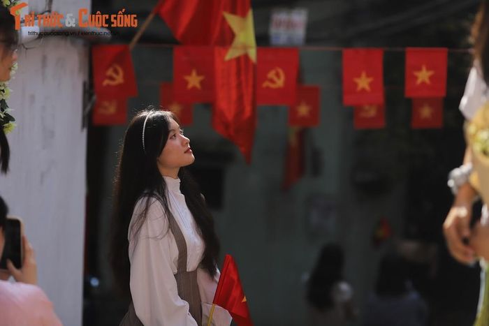 Những địa điểm được trang trí cờ, hoa tung bay là lựa chọn được nhiều bạn trẻ tìm đến vào dịp nghỉ lễ Quốc Khánh năm nay.