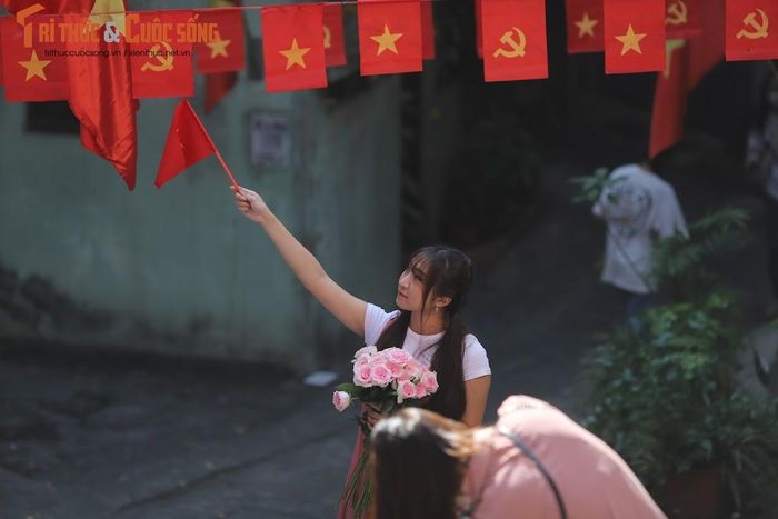 Chụp ảnh cùng với những lá cờ Tổ quốc là một trong những hoạt động được nhiều người yêu thích trong dịp nghỉ lễ 2/9, vậy nên những con ngõ rợp cờ như nơi đây hút nhiều bạn trẻ đến chụp ảnh là điều dễ hiểu.