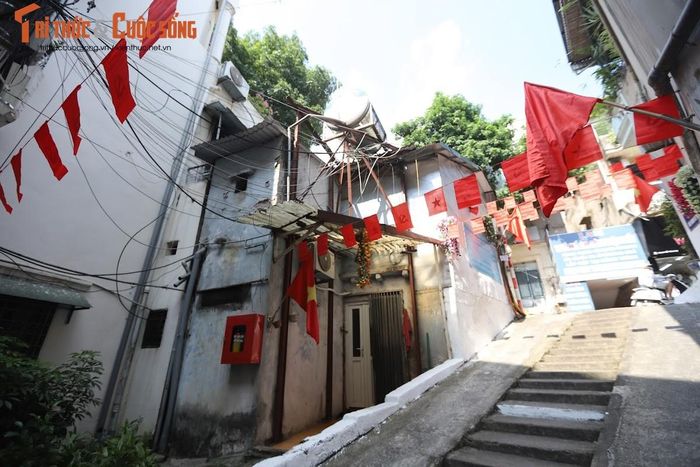 Tranh thủ mấy ngày nghỉ lễ, không ít cô gái diện váy áo, cầm cờ trên tay và rủ thêm bạn bè đến chụp ảnh tại con ngõ 150 Yên Phụ.