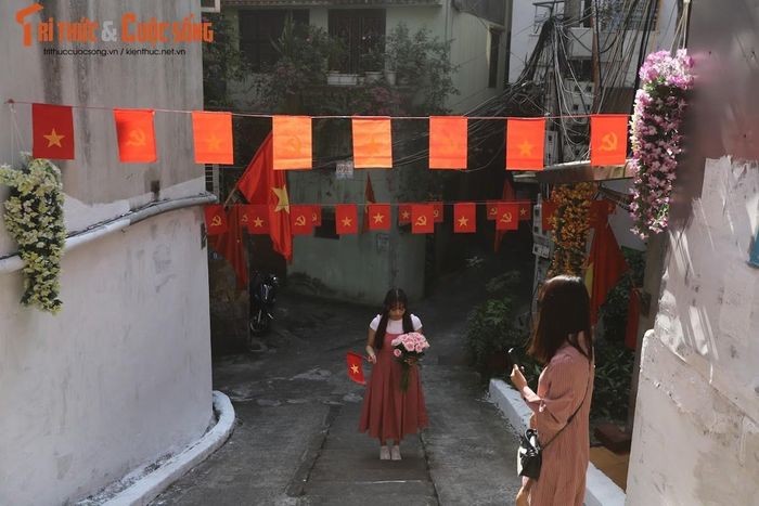 Vào ngày đầu tiên của kỳ nghỉ lễ con ngõ nhỏ này đã tiếp đón hàng trăm lượt người tới để chụp ảnh.