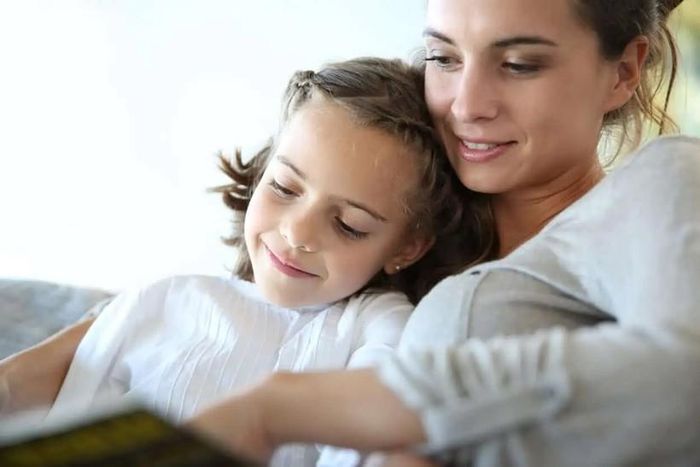 Ngay cả khi bạn đang yêu say đắm, đừng đột ngột bỏ rơi con cái và dành toàn bộ thời gian rảnh rỗi cho tình yêu của mình. (Ảnh: ITN)