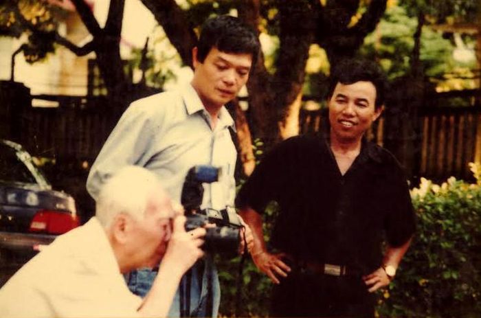  Trong khuôn viên gia đình Đại tướng (tác giả Bùi Quang Thanh đứng phía sau, mặc áo đen). Ảnh: NSNA Trần Định 