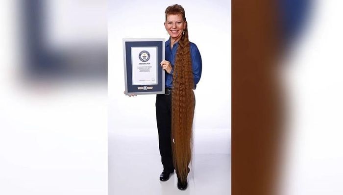 Tami Manis cầm chứng nhận của tổ chức Kỷ lục Thế giới Guinness. Ảnh: GWR.