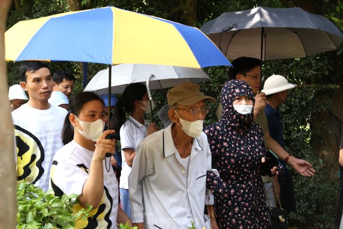Trong dòng người về quê Bác ngày Tết Độc lập, có cựu chiến binh Trần Hữu Điều (trú huyện Thanh Chương, Nghệ An). Ông Điều năm nay đã bước qua tuổi 86. Dù chân đã yếu, không thể tự di chuyển, phải nhờ vào sự giúp sức của hai người con gái nhưng ông vẫn ao ước một lần được về thăm quê Bác. “Quê Bác đẹp lắm, thanh bình, giản dị. Được trực tiếp chứng kiến, nghe các cháu hướng dẫn viên thuyết minh về cuộc đời của Bác và người thân, tôi thực sự xúc động”, ông Điều tâm sự. 