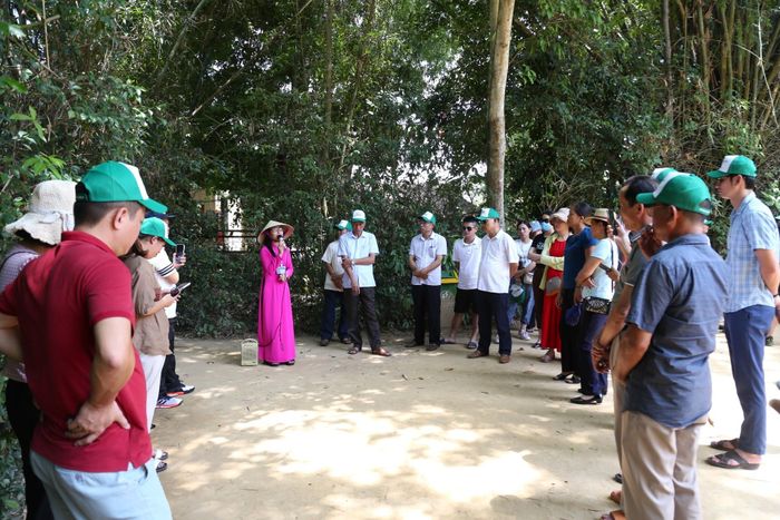 Du khách nghe thuyết minh viên kể về cuộc đời và sự nghiệp của Chủ tịch Hồ Chí Minh.
