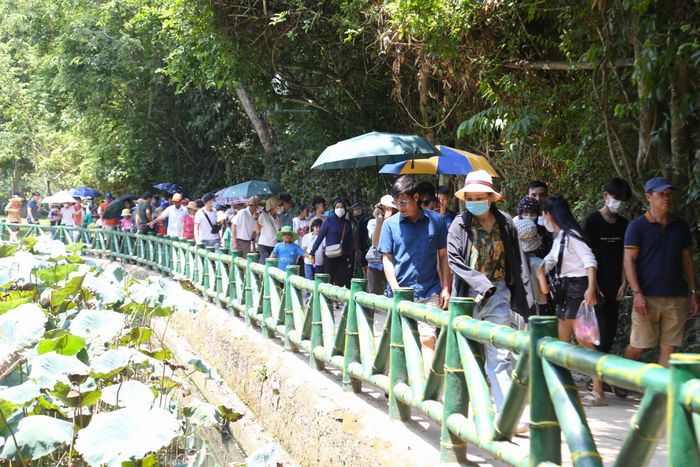 Dòng người nối dài tham quan Khu di tích lịch sử quốc gia đặc biệt Kim Liên.