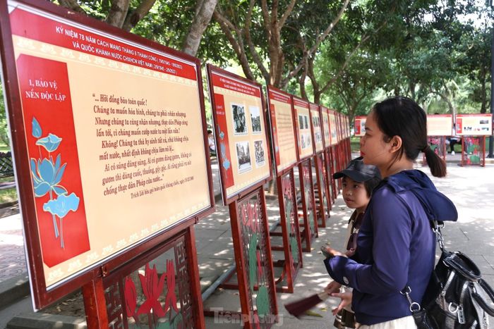 Dịp này, du khách còn được tham quan, tìm hiểu nhiều hình ảnh tư liệu về Bác Hồ được trưng bày tại khuôn viên khu di tích.