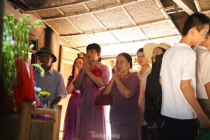 Dưới mái nhà tranh quê Bác, du khách bày tỏ tấm lòng thành kính, biết ơn vô hạn đối với Bác Hồ kính yêu.