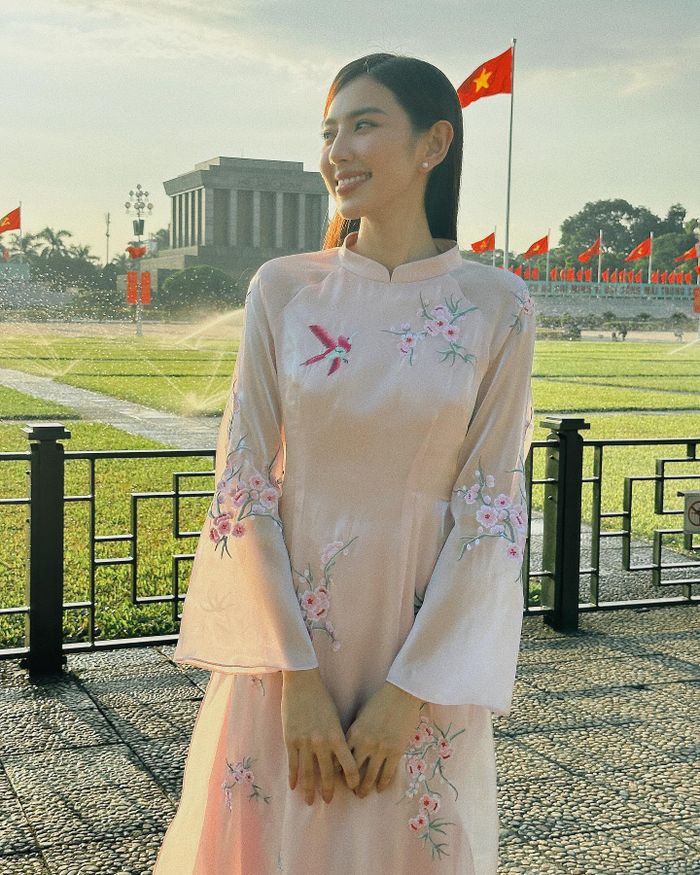 Nhân dịp nghỉ lễ Quốc khánh 2/9, Hoa hậu Thùy Tiên tới thăm Lăng Chủ tịch Hồ Chí Minh. Người đẹp diện áo dài màu hồng pastel, đính kết họa tiết hoa nền nã, duyên dáng.